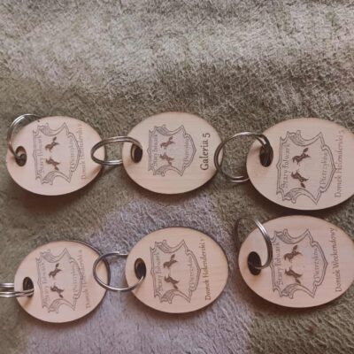 Breloczek z logiem wykonany z drewna