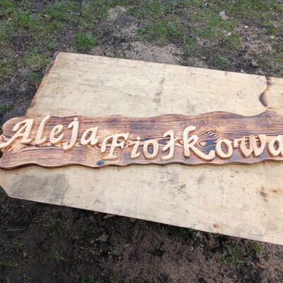 Tabliczka z nazwą ulicy, miejscowości wykonana w drewnie