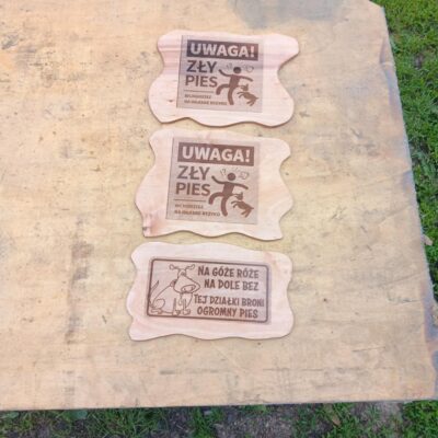 Tabliczka zły pies wykonana w drewnie