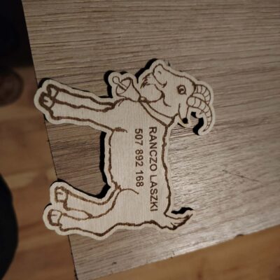 Drewniany magnes na lodówkę – Koziołek 